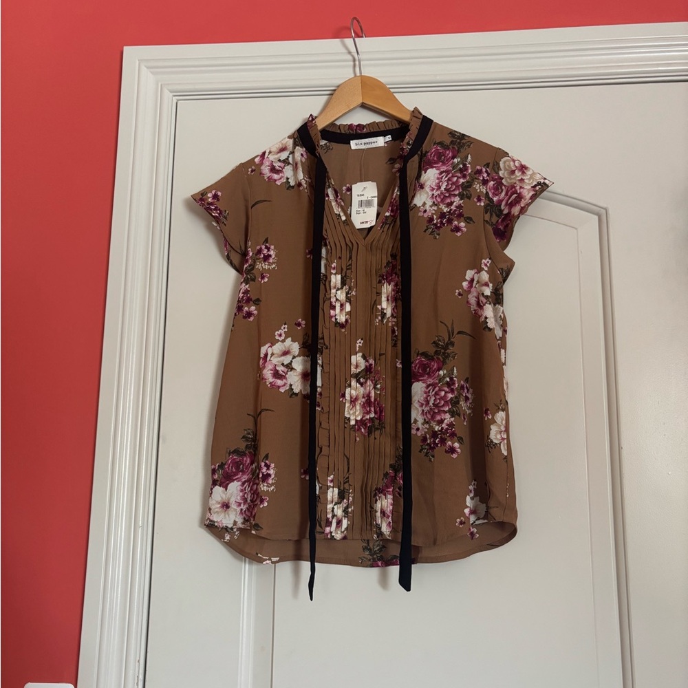BLU PEPPER Women’s Medium Floral Brown Blouse with Flutter Sleeves. NWT